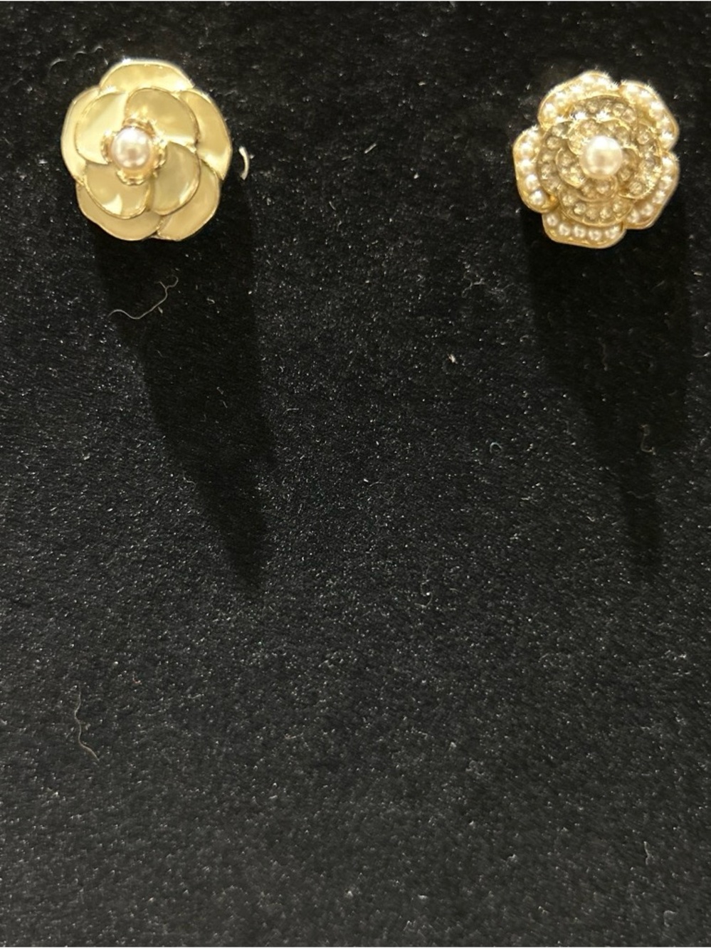 Gold color Floral Pearl Stud Earrings - Women Jewelry is design to be mismatched